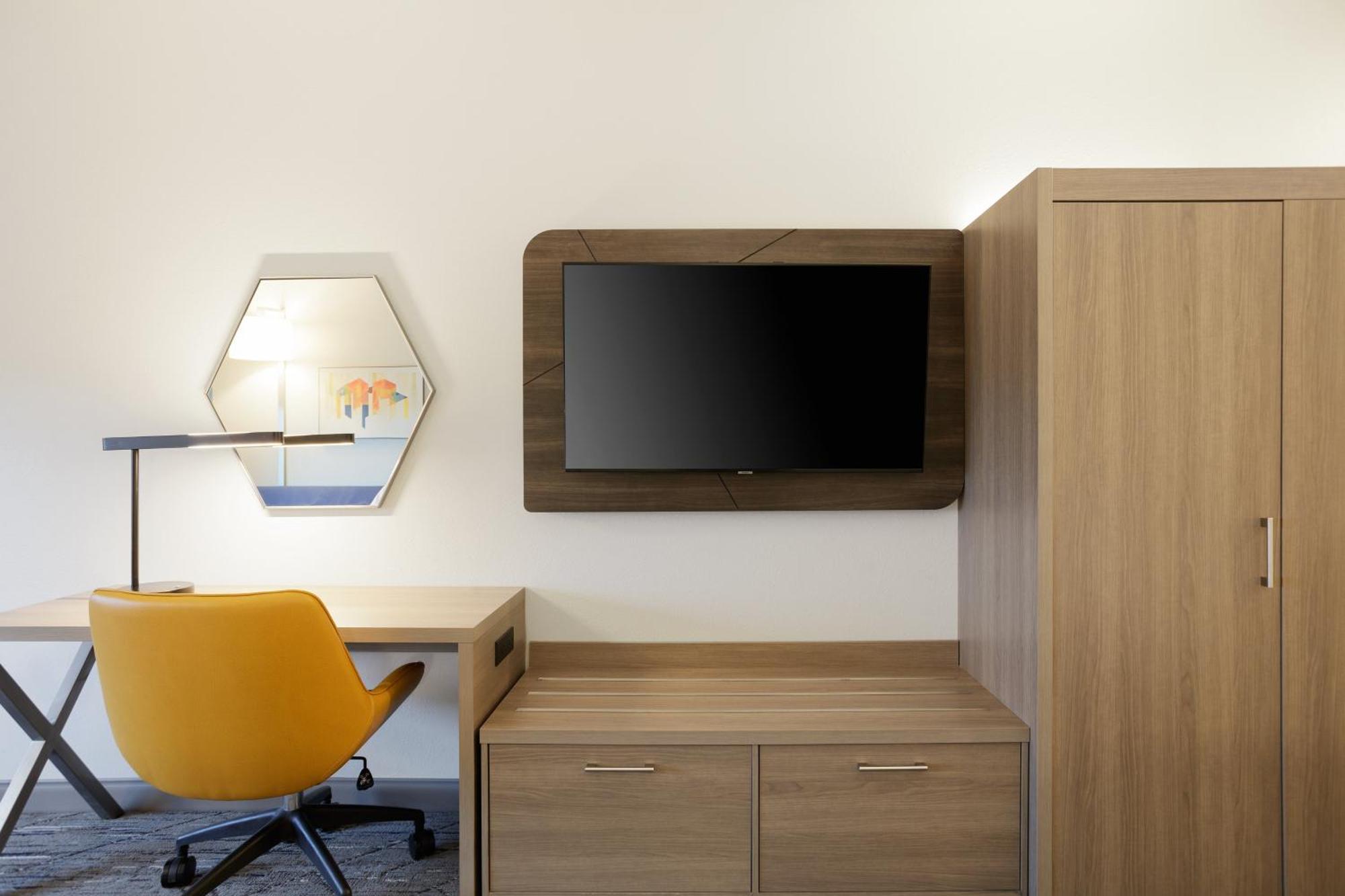 Express & Chicago North Shore - By Ihg